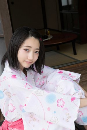 黑色蘑菇头顶开花缝